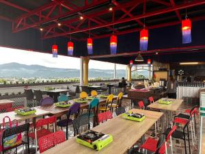 埔里華秝茶油幸福莊園的餐厅设有木桌和五颜六色的椅子