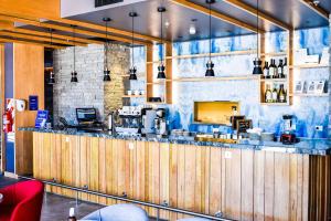 圣卡洛斯-德巴里洛切Hampton By Hilton Bariloche的一间带柜台的餐厅,并设有一间咖啡厅