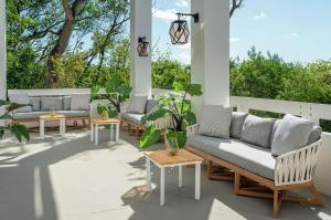 基拉戈Baker's Cay Resort Key Largo, Curio Collection By Hilton的带沙发、桌子和植物的庭院