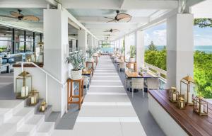 基拉戈Baker's Cay Resort Key Largo, Curio Collection By Hilton的享有带桌椅的餐厅的景色