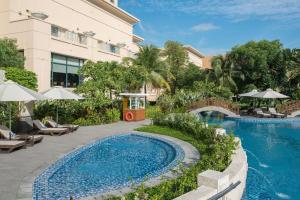 宿务Radisson Blu Cebu的一座带游泳池和度假村的酒店