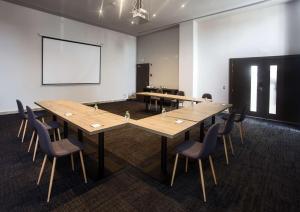 戴维Hampton by Hilton David, Panamá的一间会议室,配有大桌子和椅子