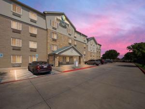 罗克沃尔WoodSpring Suites Dallas Rockwall的停车场酒店 ⁇ 染