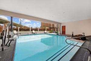 休斯顿温莎贝斯特韦斯特套房酒店的在酒店房间的一个大型游泳池