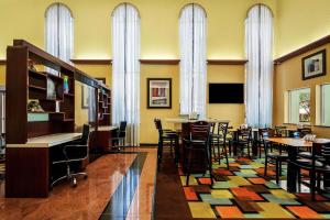 休斯顿温莎贝斯特韦斯特套房酒店的一间在房间内配有桌椅的餐厅