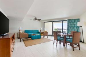 辛普森湾Hilton Vacation Club Royal Palm St Maarten的客厅配有蓝色的沙发和桌子
