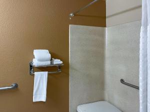 哥伦布Studio 6 Columbus GA Columbus Airport的一间带卫生间的浴室和墙上的毛巾