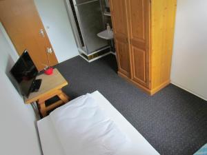 Schwabenheim施塔特美因茨酒店的卧室享有上方的景致,配有1张床和1个橱柜