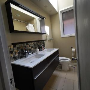 多伦多Toronto central area double-bed room的一间带水槽和卫生间的浴室