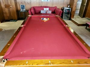 米尔维尔Sai Rakshit Villa on Maurice River的客厅里一张红色的大台球桌