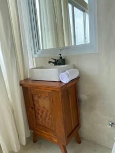 乌鲁瓦图Ulunia的浴室水槽上方设有镜子