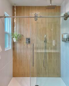 西雅图Cabin Vibes Condo in North Capitol Hill的浴室里设有玻璃门淋浴