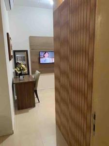 蒙蒂斯克拉鲁斯Apartamento encantador 6的走廊上设有书桌和电视。