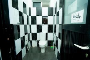 拜蒂克洛East Gate 8-9 Batticaloa的浴室设有卫生间,铺有黑白瓷砖。