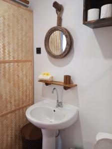 AvaeTerei-Here Bungalow Airport的浴室设有水槽和墙上的镜子
