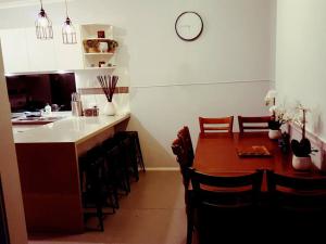 CorryongWild Brumby- A cozy home away from home的厨房配有桌子、椅子和柜台