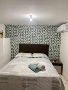 蒙蒂斯克拉鲁斯Apartamento encantador 3的床上有毯子和毛巾