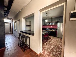 门多萨Casa Céntrica para 7 personas Estacionamiento Gratuito的厨房配有柜台和一些椅子