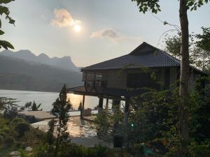和平Hồ Tằm Homestay的享有湖泊和山脉美景的度假屋