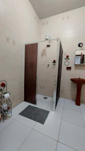米格尔-佩雷拉CASA DE HÓSPEDE的浴室里设有玻璃门淋浴