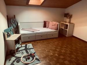 斯陶达奇格达赫Ferienwohnung Bergliebe的卧室配有白色的床、桌子和地毯。