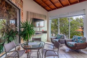 弗洛里亚诺波利斯Jurerê Ocean Flats的庭院配有桌椅和电视。