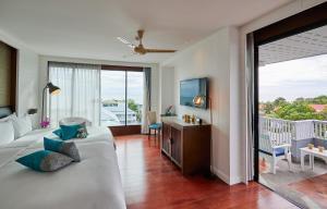 华欣华欣罗丽哥度假酒店的酒店客房设有一张床和一个阳台。