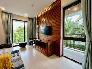 富国West Phu Quoc 3BR beach villa private swimming pool的一间带电视和大窗户的卧室