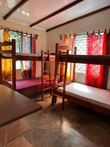 萨玛拉Pipa House Samara的客房设有三张双层床和一张桌子。