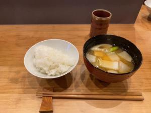 松本Mitsubikiya的桌上的汤和一碗米饭