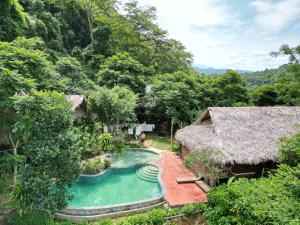 Pu LuongPuluong homestay1holiday的享有带游泳池的度假村的空中景致