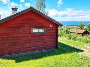 赖特维克Holiday home RÄTTVIK的红色的建筑,上面有编号