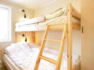 斯托滕Holiday home SÄLEN的一间卧室设有两张双层床和梯子