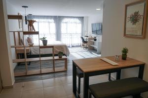 波哥大86 suites的一间卧室配有一张床、一张桌子和一张桌子