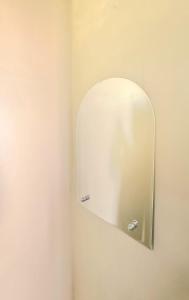 马贾伦卡PUTRAJAYA HOTEL的浴室墙上挂着镜子