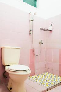 马贾伦卡PUTRAJAYA HOTEL的一间带卫生间和淋浴的浴室