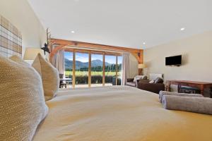 汉默温泉Hanmer High Country Views的一间大型卧室,配有一张大床,享有美景