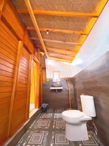 库布盼洛坎Batur cottage的一间位于客房内的白色卫生间的浴室