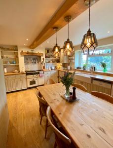 弗罗姆Cottage in the Heart of Frome的一个带木桌和椅子的大厨房