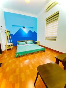 宁平Lion Homestay的一间卧室设有一张床和蓝色的墙壁