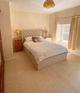 弗罗姆Cottage in the Heart of Frome的一间卧室设有一张大床和一个窗户。