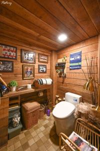 清迈Cliffver คลิฟฟ์เวอร์的木质墙壁的客房内设有带卫生间的浴室