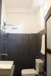 阿努拉德普勒Forest edge villa的浴室配有白色卫生间和盥洗盆。