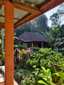 贾蒂卢维Dina Home Stay at Desa Wisata Wongayagede的一座花园,后面有一座房子