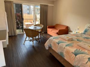 阿勒达拉乌拉杜拉港汽车旅馆 的卧室配有1张床、1张桌子和1把椅子
