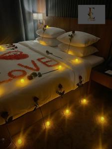 麦地那فندق ايي E Hotel的一间卧室配有一张大床和灯光