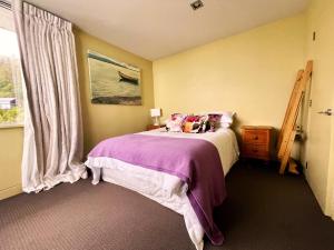 纳尔逊Stunning Views over Tasman Bay的一间卧室设有一张床和一个窗口
