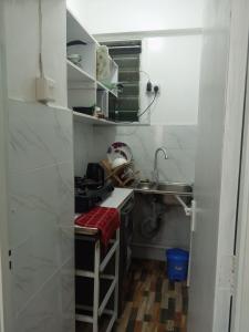 蒙巴萨Paradise Apartment的一个带水槽和柜台的小厨房
