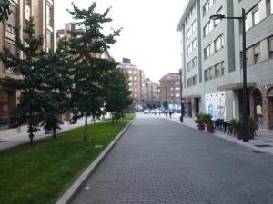 奥维多Apartment with parking "Hola Oviedo"的城市中一条空荡荡的街道,有高大的建筑