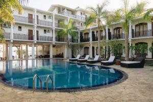 蒂瑟默哈拉默Yala Oga Reach Hotel的一座酒店庭院内的游泳池